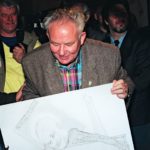 Zbigniew Żakiewicz odbiera z rąk Kołodzieja swoją karykaturę z roku 1997.