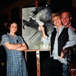 Finisaż 1997 – Ewa Kasprzyk dumnie pozuje przy swoim „Szale”